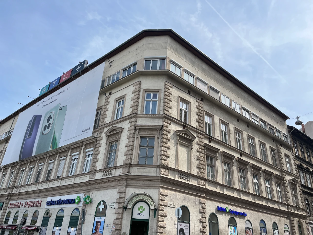 Széna tér közelében kiadó 3.5 szobás, irodának kialakított emeleti, erkélyes ingatlan.
